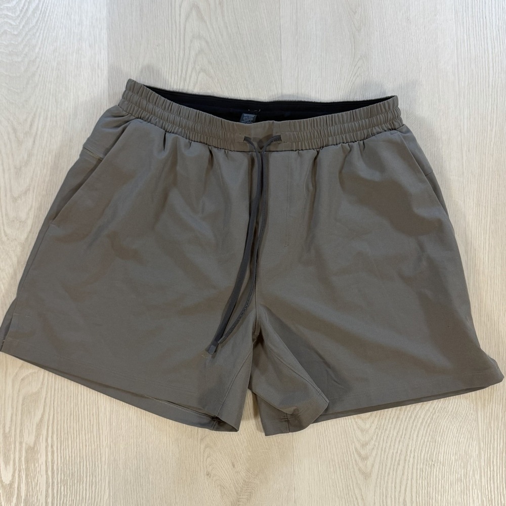Lululemon Pool Short Men's Medium Gray Lined Shorts